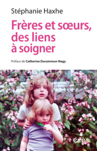 couverture du livre Frères et soeurs, des liens à soigner de Stéphanie Haxhe. Un photo couleur de deux enfants dans un jardin, dont le plus petit mange un bonbon. 
